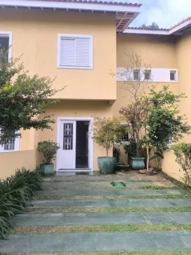 Sobrado para aluguel tem 83 metros quadrados com 2 quartos em Chácara Canta Galo - Cotia -