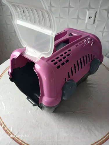 Vendo uma caixa pra cachorro ?