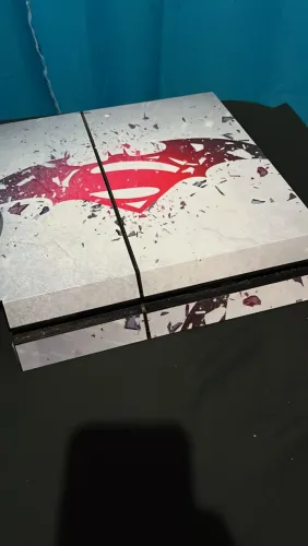 Ps4 com 2 jogos , 3 joysticks novos e um suporte de carregamento