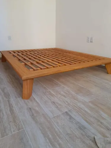 Cama de casal 100% em madeira maciça 