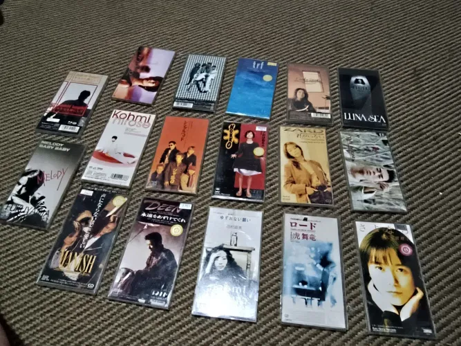 Mini CDs de música japonesa pop. Kit com 17 diferentes títulos.