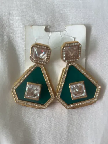 Brinco elegante verde, com pedras de strass.           