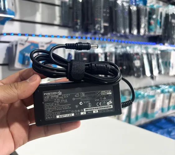 Fonte de Notebook Positivo / Lenovo - 19 Volts 