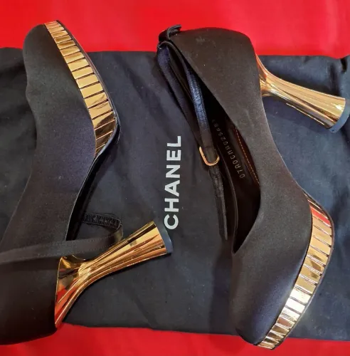 Sapato Chanel feito na Italia. Número 34 do Brasil.