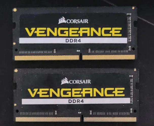 2 pentes - Corsair Vengeance 8gb 2400mhz DDR4