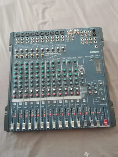 Mesa de mixagem Yamaha MG166cx