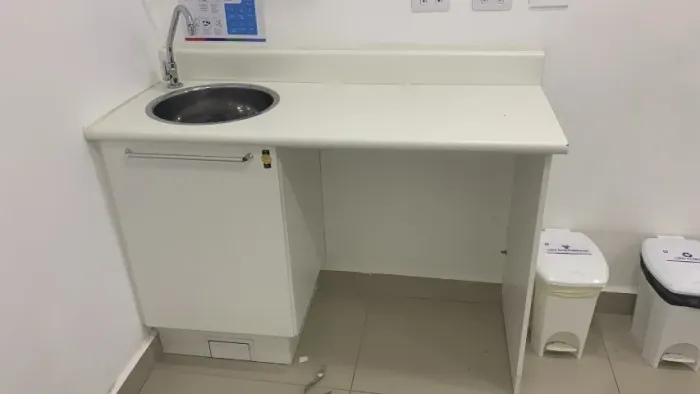 Gabinete Odontológico + Mesa Auxiliar