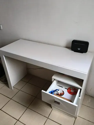 Mesa de estudos de madeira