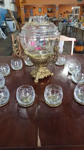 Poncheira ou suqueira de cristal com base em metal dourado