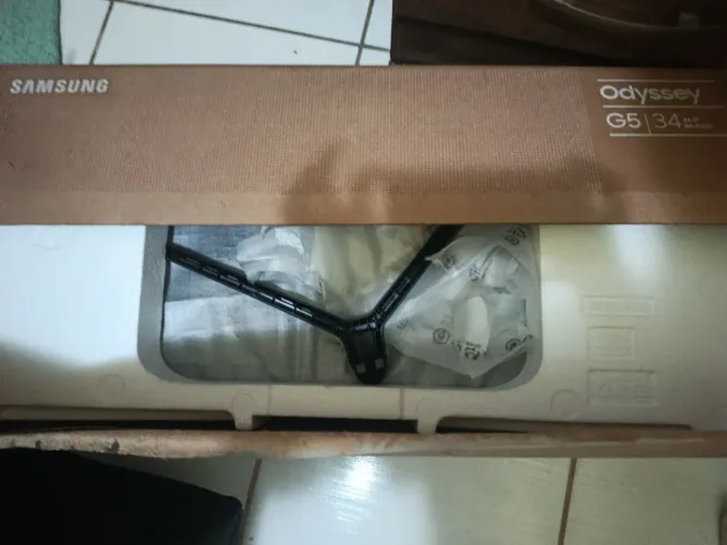 (COM DEFEITO) Samsung Odssey G5 34 Polegadas, Ultrawide QuadHD