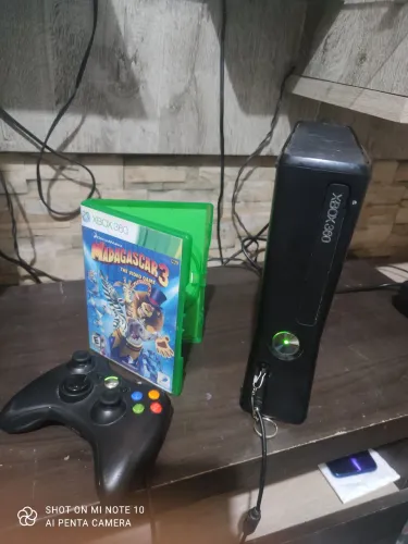 Xbox 360 desbloqueado 2 controles 2 jogos é 1 pendrive com 16GB, tudo OK