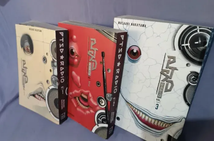Coleção Completa Manga PTSD Radio, de Masaaki Nakayama, versão em INGLES, 3 Volumes
