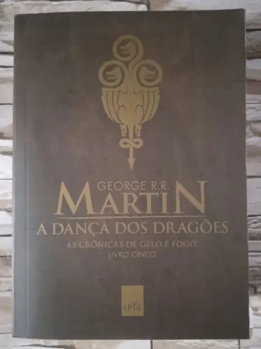 Guerra dos tronos: A Dança dos Dragões - Livro Cinco, de George R. R. Martin. Leya.