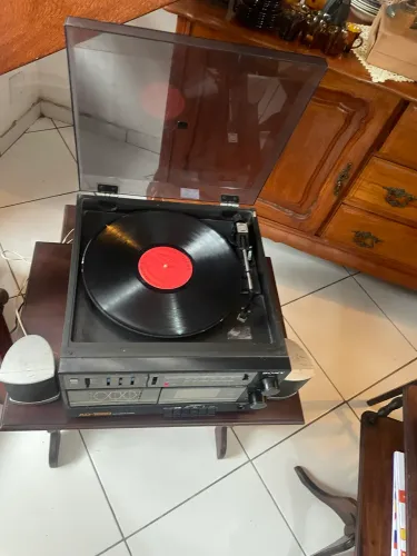 Aparelho de som Sony toca disco, fita e rádio 