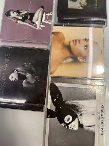 Coleção de CDS Ariana Grande