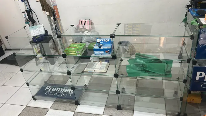 Vendo Balcão de vidro 1,75 L x 0,90 A com 4 x3 cessões