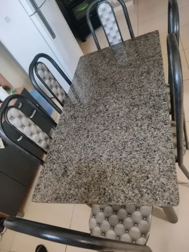 Vendo mesa de seis cadeiras de mármore 