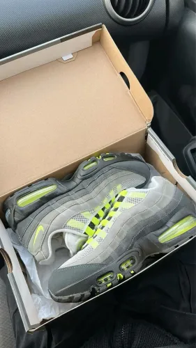 Vendo um tênis air max 95 neon