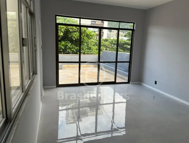 Cobertura Linear no Grajaú com 250 m² e 5 Quartos Toda Reformada