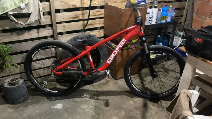 Bike Gios 4 Freaks Aro 26 com Fox 32 e SRAM GX