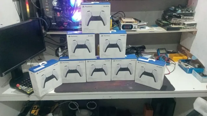 Controle sem marca d uso lacrado original ps5?