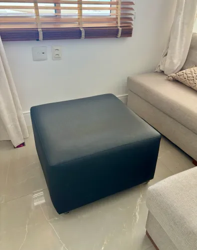 PUFE QUADRADO PRETO | 70 × 70 CM