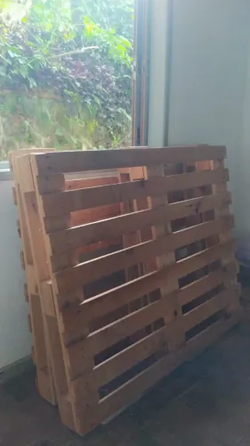Pallets de madeira lixados 