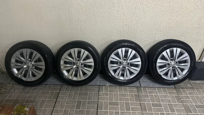 Rodas de ferro + calotas + Pneus