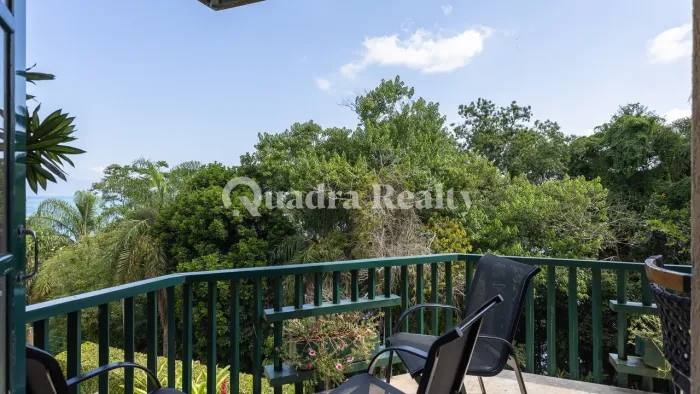 Apartamento duplex com varanda e vista para o mar