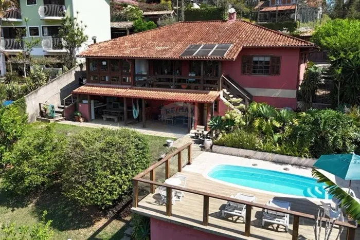 Casa a venda com 4 quartos em Nogueira, Petrópolis