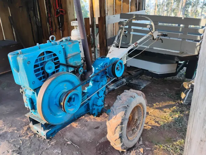 Trator Tobata com carreta