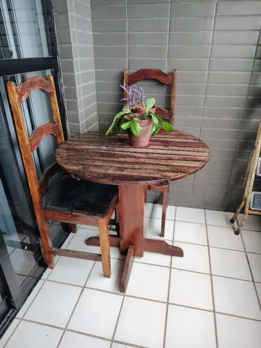 Mesa com 3 cadeiras em madeira -Valor negociável-