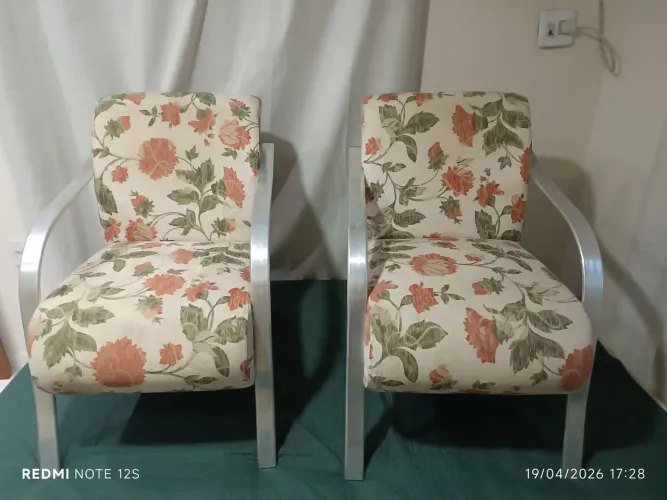Vendo duas poltronas seminovas tecido linhão e braços de alumínio só vendo o par 350,00
