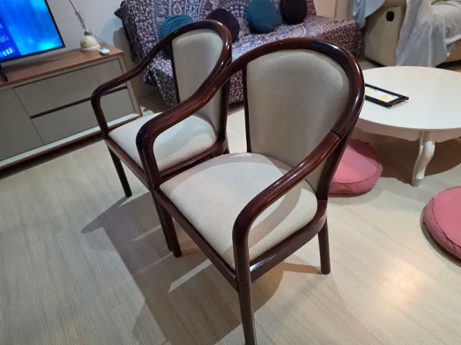 Kit 2 poltronas em madeira maciça envernizadas tom imbuia
