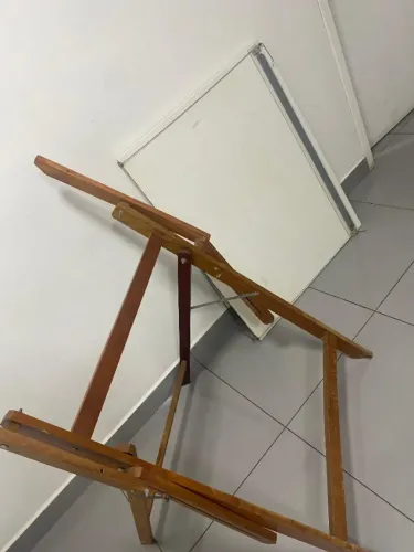 CÂMERA, MESA E CADEIRA/ CÂMERA NIKON D40, CADEIRA FLEXFORM E MESA DE DESENHO TÉCNICO.