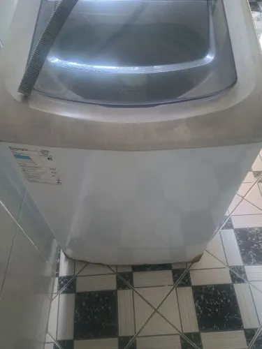 Máquina de lavar roupa usada a máquina está funcionando mas precisa de manutenção