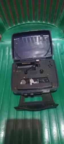 Toca fita cassetes e Rádio AM/FM.<br><br>Sem alguns botões. <br>Motor funcionando.