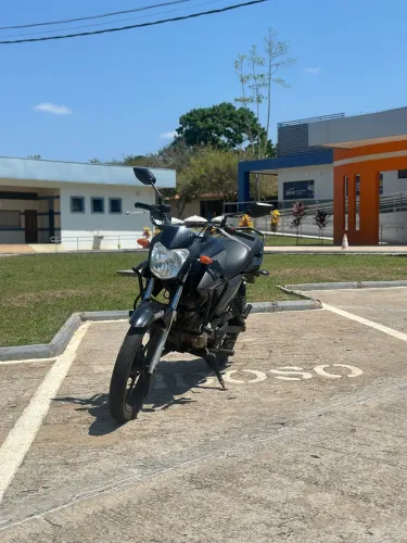 Vendo Yamaha Factor 125i ED/Flex, ano/modelo 2021/2022 na cor preta