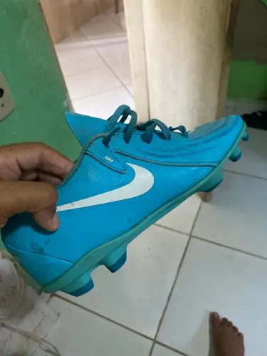 Vendo uma chuteira semi nova azul da Nike
