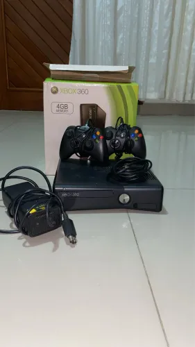 Vendo xbox 360 usado com 125 jogos e com dois controles funcionado
