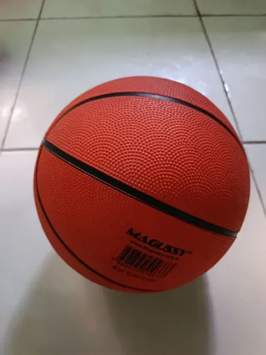 Vendo bola de basquete