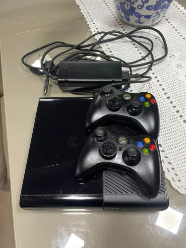 Microsoft Xbox 360 E (Super Slim) + 2 Controles