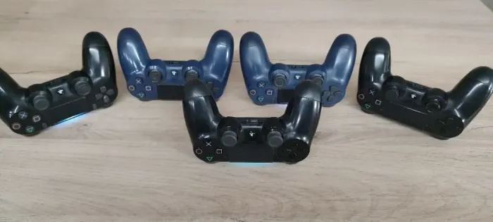 Controle Ps4 original, tenho varios, preto ou azul, todos originais e OK! Dou garantia !