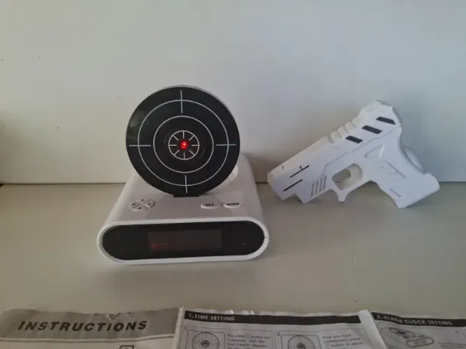 Relógio despertador digital com jogo de tiro alvo + pistola