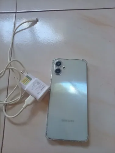Vendo um celular a06 128GB celular tudo funcionando perfeitamente apenas com fios de
