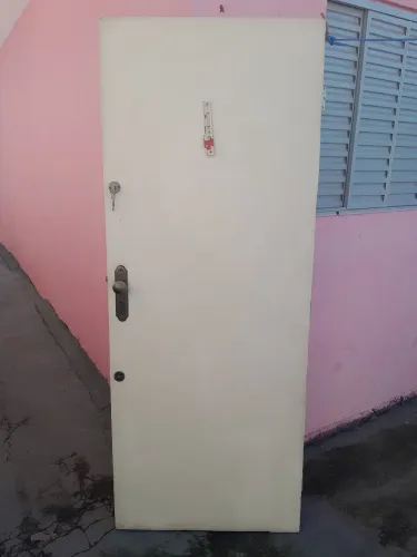 Porta maciça 81 X 208,5cm com fechaduras