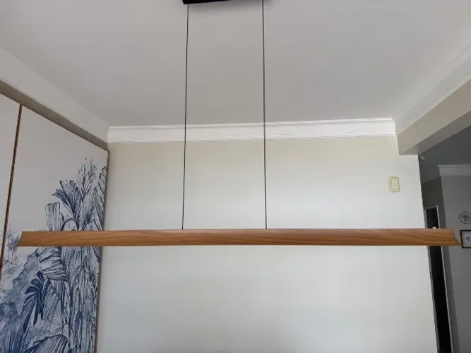 Pendente Linear em Madeira com 1,40m com Acionamento Touch - Design Sofisticado