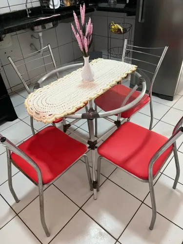 Vendo mesa com cadeiras