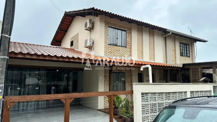 Sobrado geminado com 2 suítes + 1 dormitórios à venda, no bairro Zimbros em Bombinhas