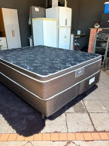 Cama box Queen size colchão de molas ensacadas <br><br>$ 900 vender 950